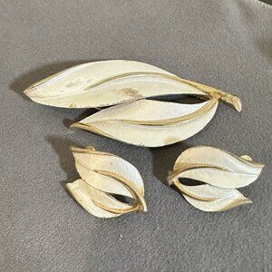 Vintage Sarah Coventry Gold Tone‎ Cream Figural Leaf Brooch Clip Earring Set